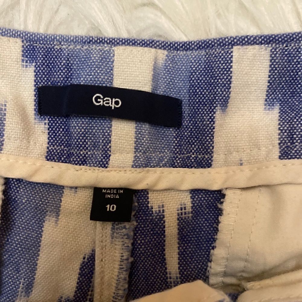 GAP Aztec Shorts - Picture 2 of 6